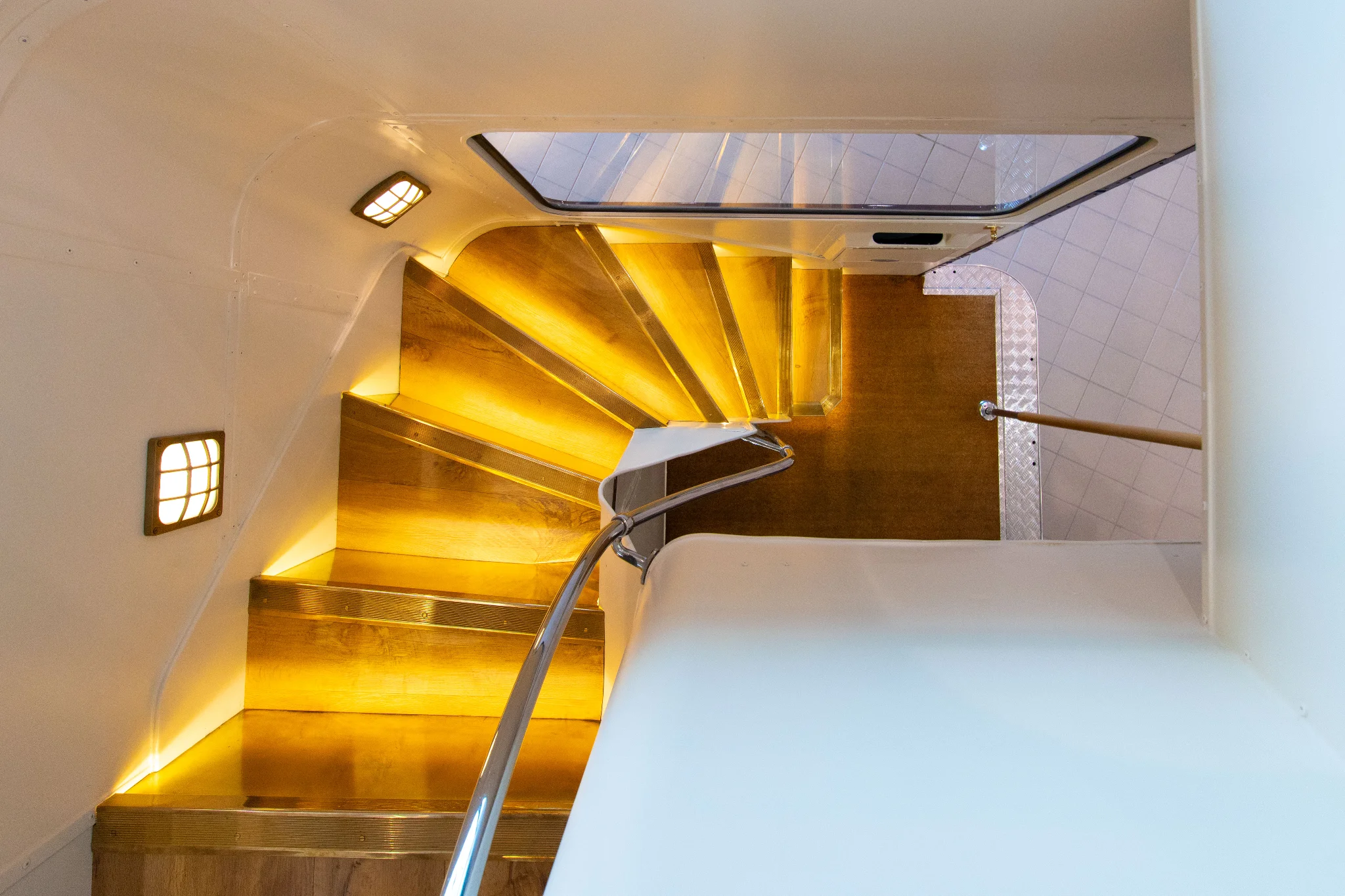 Escalier hélicoïdal doré