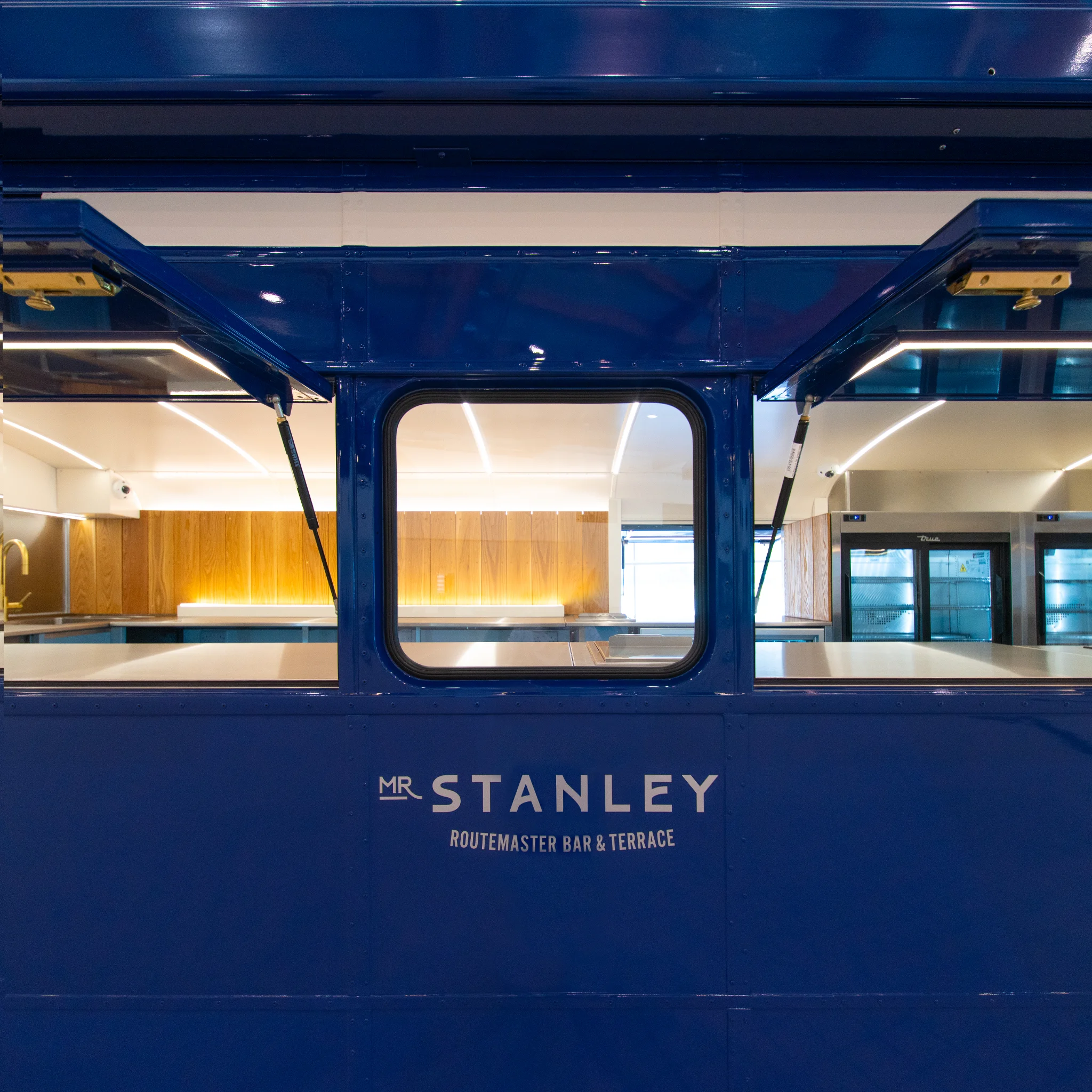 Façade Mr Stanley éclairée