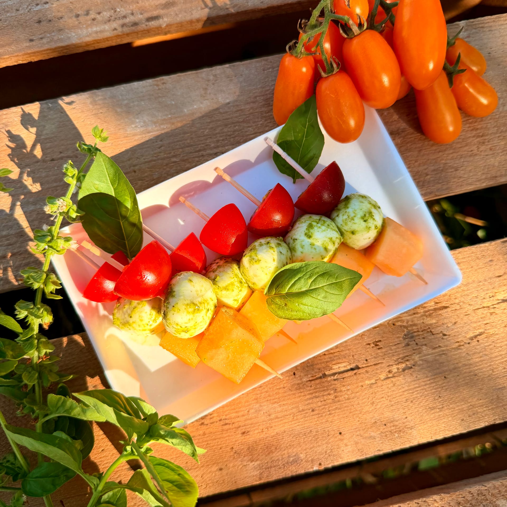 Mini Brochettes de Tomates, Mozzarella et Melon Frais